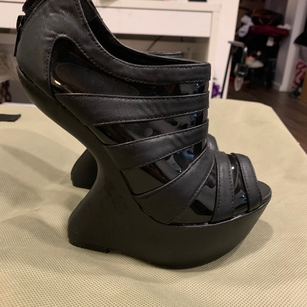 Rare heelless design toe open stilettos!